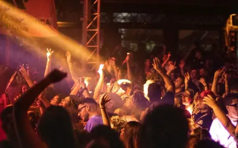 Menschen jubeln und tanzen ausgelassen bei einem Konzert. Die Stimmung ist elektrisierend, als **Stralsund tanzt** im Scheinwerferlicht.