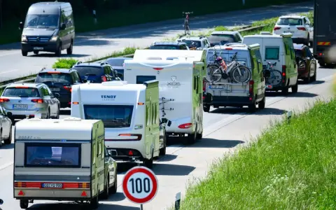 Stau mit Wohnwagen und Wohnmobilen auf dem Weg zur Ostsee heute. Viele Urlauber unterwegs.