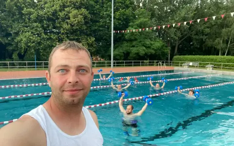 Wassergymnastik im Lindenbad Pasewalk: Eine Gruppe trainiert mit blauen Hanteln im Pool.