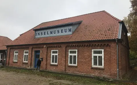 Das Inselmuseum Poel, ein Backsteinbau mit rotem Ziegeldach, lädt zu einer Entdeckungsreise ein.