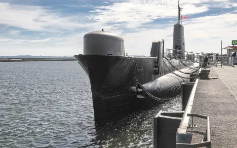Das U-Boot in Sassnitz liegt am Kai, bereit für Besucher.