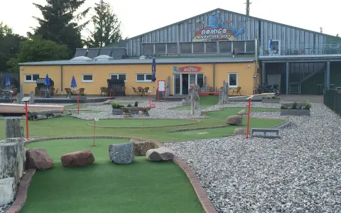 BOMIGO Adventure Golf Zingst: Eine Minigolfanlage mit Bistro und vielen Hindernissen, perfekt für einen Familienausflug.