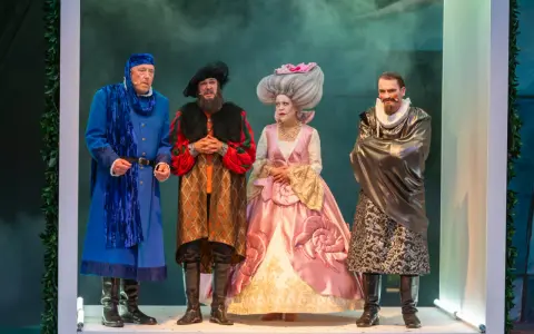 Vier Darsteller in historischen Kostümen bei den Vineta Festspielen Zinnowitz. Ein Mann in Blau, ein Mann in Rot-Schwarz, eine Frau in Rosa und ein Mann in Grau.
