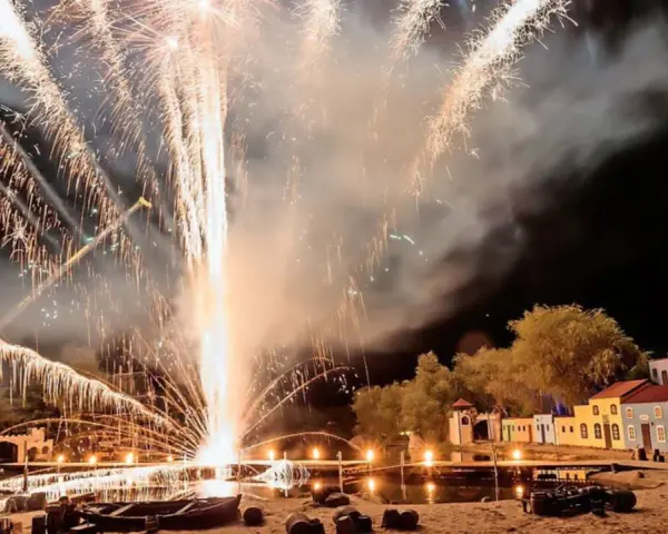Feuerwerk erhellt den Nachthimmel über einer kleinen Stadtkulisse beim grevesmühlen open air.
