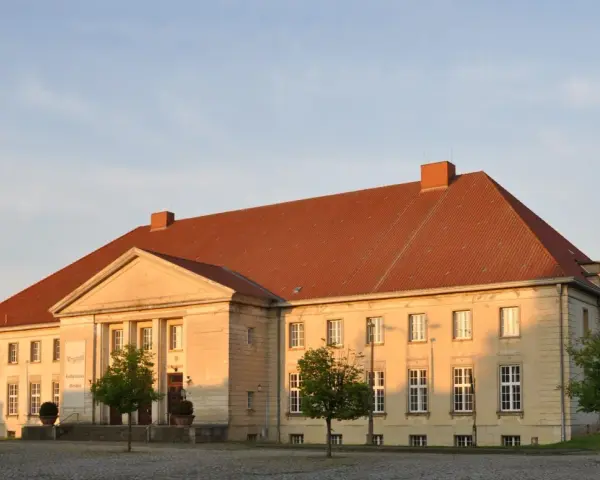 Die Orangerie Ludwigslust, ein Kulturhaus, erstrahlt im warmen Abendlicht.