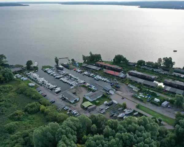 Luftaufnahme des Hafens Plau am See mit vielen Booten, Wohnmobilen und Gebäuden. Ein lebendiges Hafenfest-Flair liegt in der Luft.