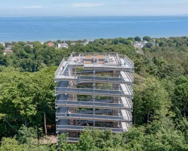 Der Baumwipfelpfad Usedom bietet einen atemberaubenden Blick über die Baumkronen und das Meer.
