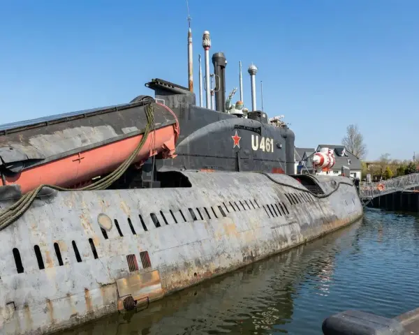Ein sowjetisches U-Boot, die U 461, liegt im Hafen an der Ostsee. Eine Rettungsboot hängt an der Seite.