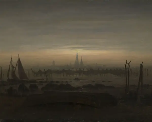 Dämmerung über einer Stadt mit Segelschiffen im Vordergrund, ein typisches Motiv einer Caspar David Friedrich Ausstellung.