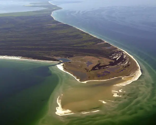 Luftaufnahme des Nationalparks Vorpommersche Boddenlandschaft. Perfekt zum Wandern entlang der Küste mit Wäldern und Lagunen.