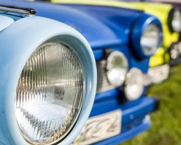 Bunte Oldtimer reihen sich auf einer Wiese bei einem Oldtimertreffen in Mecklenburg-Vorpommern.