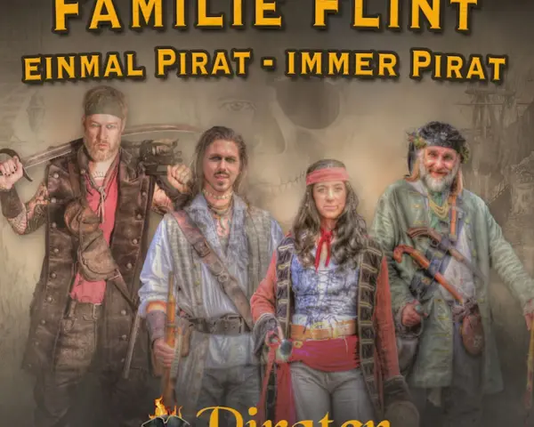 Vier Piraten posieren für ein "Piraten Open Air". Sie tragen historische Kleidung und Waffen.