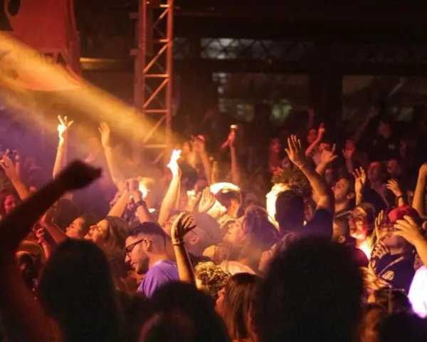 Menschen jubeln und tanzen ausgelassen bei einem Konzert. Die Stimmung ist elektrisierend, als **Stralsund tanzt** im Scheinwerferlicht.