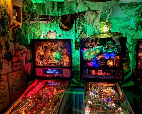 Im Flippermuseum Schwerin locken Indiana Jones und der Kreatur aus der schwarzen Lagune. Gruselige Deko und bunte Lichter.