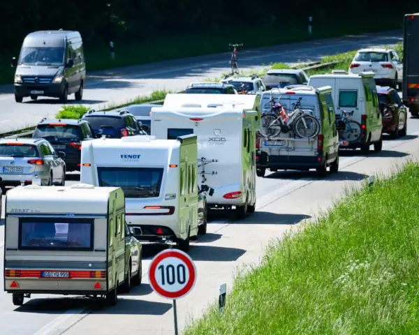 Stau mit Wohnwagen und Wohnmobilen auf dem Weg zur Ostsee heute. Viele Urlauber unterwegs.