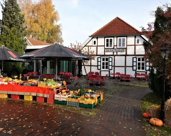 Herbstmarkt vor dem Heimatmuseum Zingst mit frischem Obst und Gemüse.