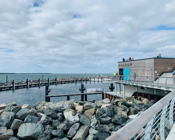 Der Prerow Hafen mit seinem modernen Gebäude und den Bootsstegen lädt zum Verweilen ein.