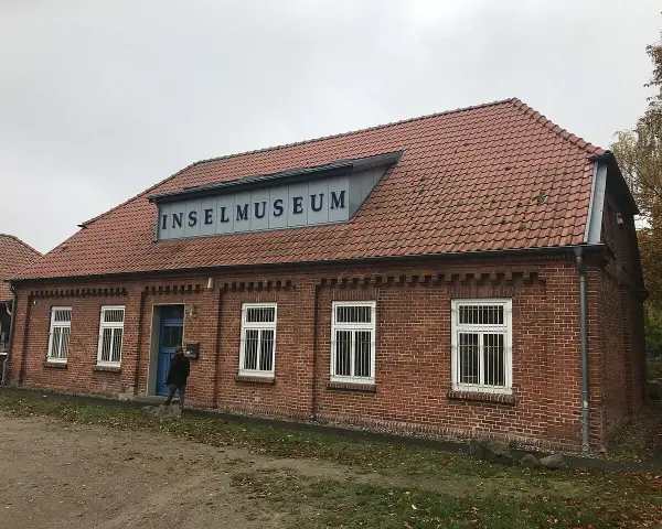 Das Inselmuseum Poel, ein Backsteinbau mit rotem Ziegeldach, lädt zu einer Entdeckungsreise ein.