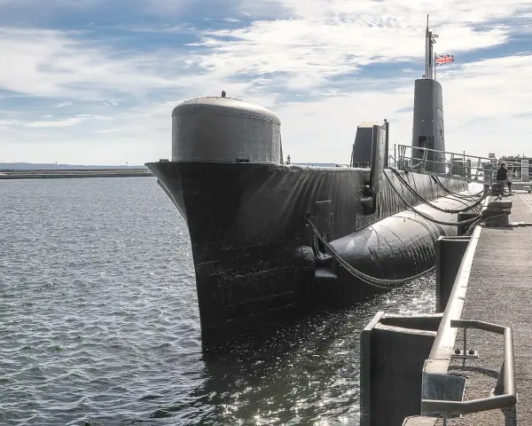 Das U-Boot in Sassnitz liegt am Kai, bereit für Besucher.
