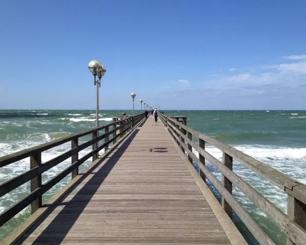 Holzsteg über der Ostsee, ein Geheimtipp für Spaziergänge.