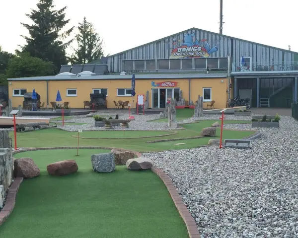 BOMIGO Adventure Golf Zingst: Eine Minigolfanlage mit Bistro und vielen Hindernissen, perfekt für einen Familienausflug.
