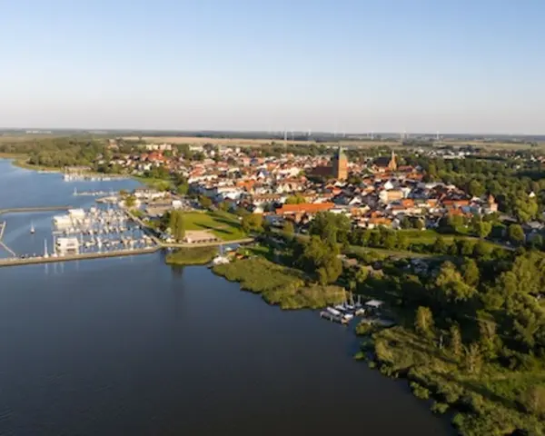 Luftaufnahme des Ribnitz-Damgarten Hafens mit vielen Segelbooten und der Stadt im Hintergrund.