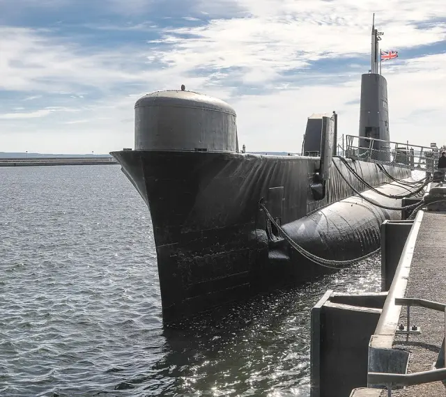 Das U-Boot in Sassnitz liegt am Kai, bereit für Besucher.