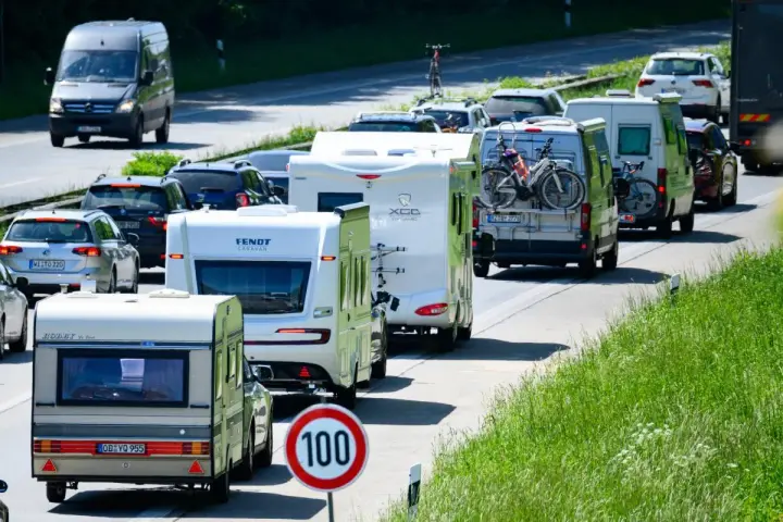 Stau mit Wohnwagen und Wohnmobilen auf dem Weg zur Ostsee heute. Viele Urlauber unterwegs.