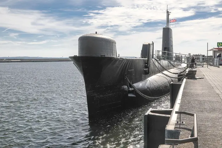 Das U-Boot in Sassnitz liegt am Kai, bereit für Besucher.