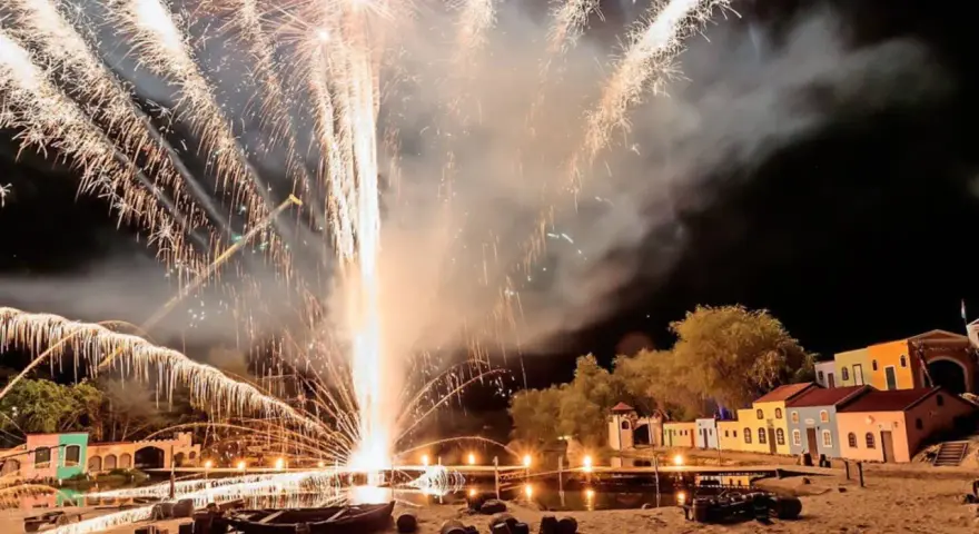 Feuerwerk erhellt den Nachthimmel über einer kleinen Stadtkulisse beim grevesmühlen open air.