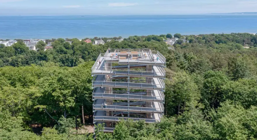 Der Baumwipfelpfad Usedom bietet einen atemberaubenden Blick über die Baumkronen und das Meer.