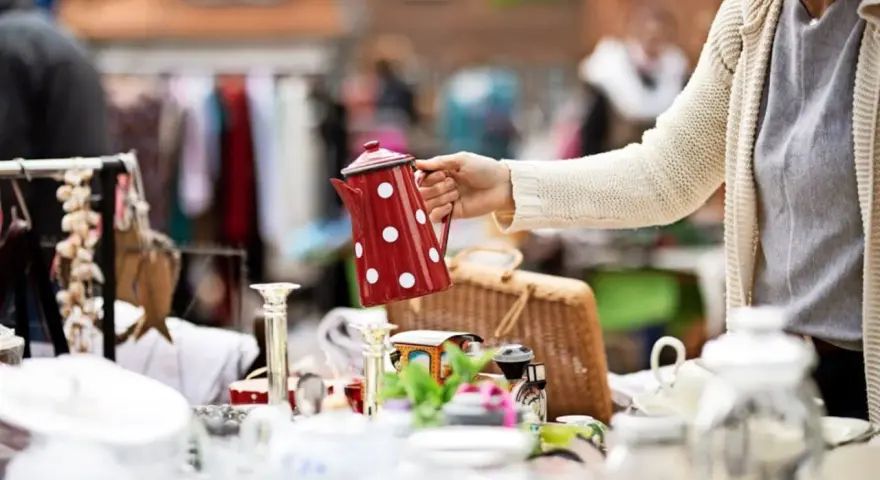 Rote Kanne mit weißen Punkten auf einem Flohmarkt MV. Viele Schätze warten darauf, entdeckt zu werden.
