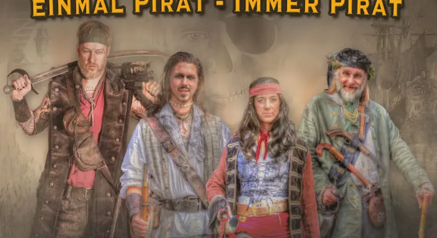 Vier Piraten posieren für ein "Piraten Open Air". Sie tragen historische Kleidung und Waffen.