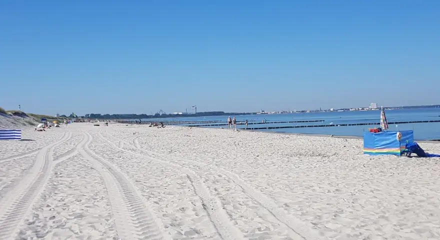 Sonniger Markgrafenheide Strand mit feinem Sand, Strandkörben und dem blauen Meer im Hintergrund.