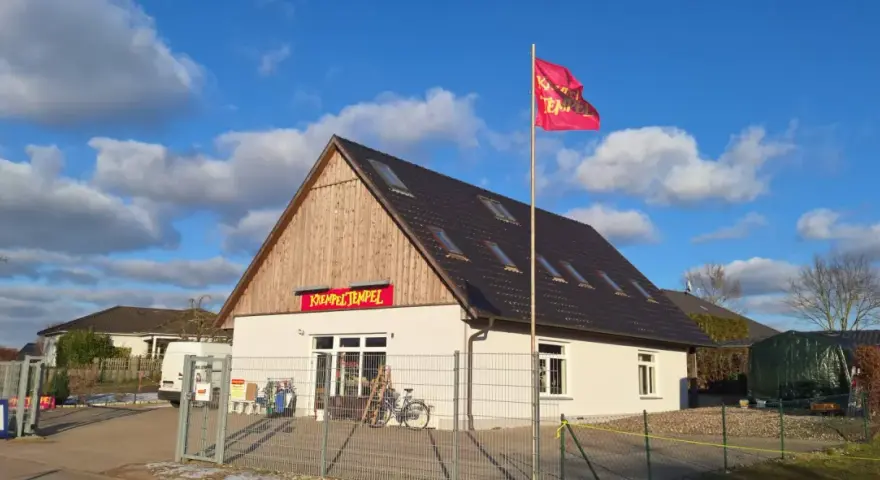 Ein Geschäft mit dem Namen "Krempel Tempel" wirbt mit einer roten Fahne.