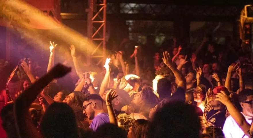 Menschen jubeln und tanzen ausgelassen bei einem Konzert. Die Stimmung ist elektrisierend, als **Stralsund tanzt** im Scheinwerferlicht.