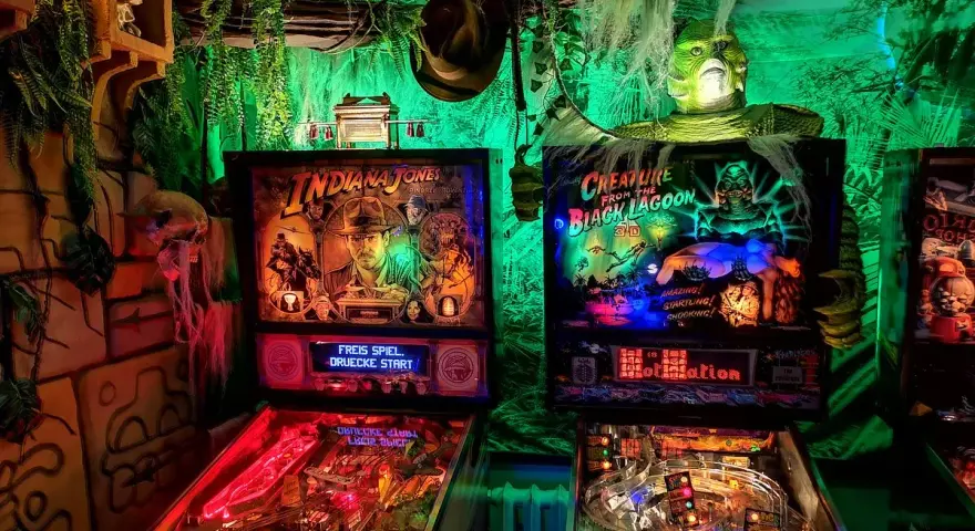 Im Flippermuseum Schwerin locken Indiana Jones und der Kreatur aus der schwarzen Lagune. Gruselige Deko und bunte Lichter.