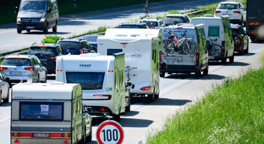 Stau mit Wohnwagen und Wohnmobilen auf dem Weg zur Ostsee heute. Viele Urlauber unterwegs.