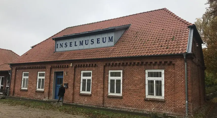 Das Inselmuseum Poel, ein Backsteinbau mit rotem Ziegeldach, lädt zu einer Entdeckungsreise ein.