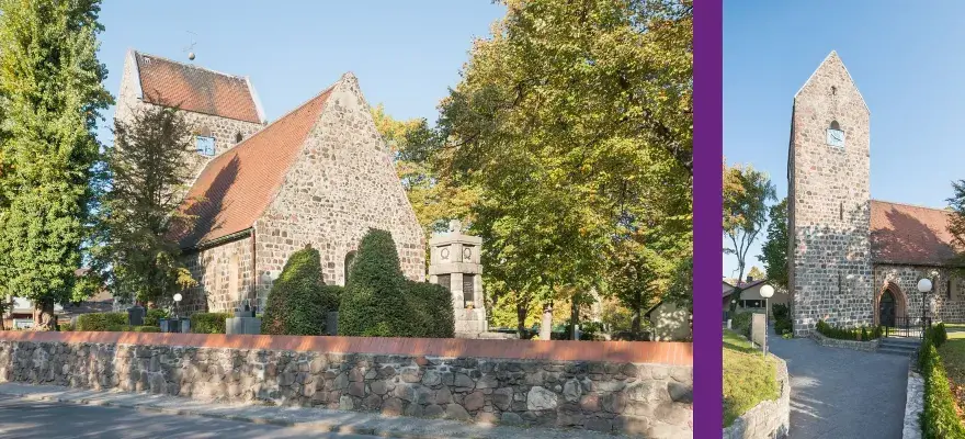 Die alte Dorfkirche mit ihrem markanten Turm und roten Ziegeldach, umgeben von Bäumen im Herbstlaub.