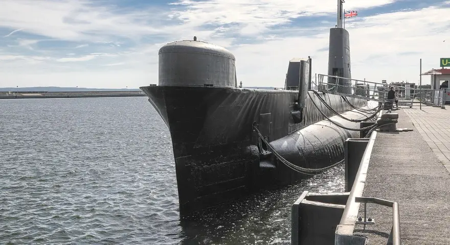 Das U-Boot in Sassnitz liegt am Kai, bereit für Besucher.
