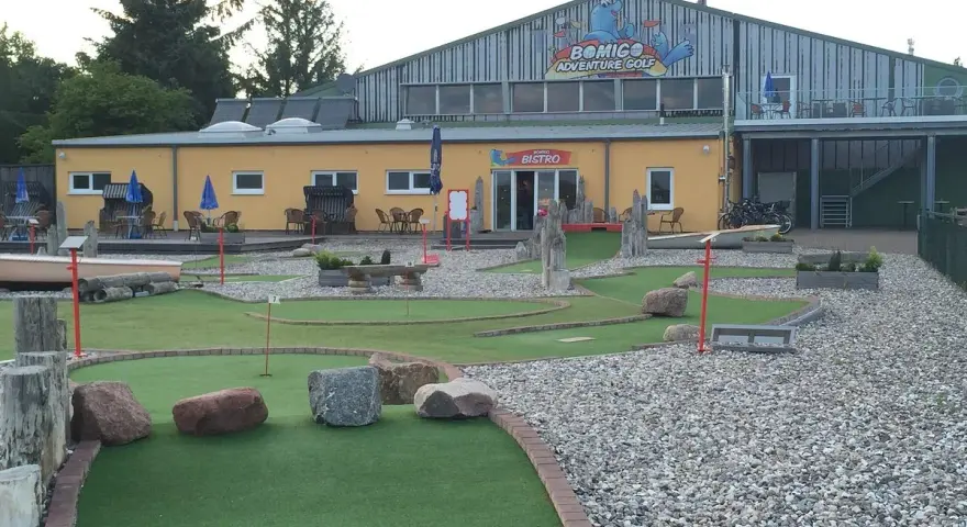 BOMIGO Adventure Golf Zingst: Eine Minigolfanlage mit Bistro und vielen Hindernissen, perfekt für einen Familienausflug.