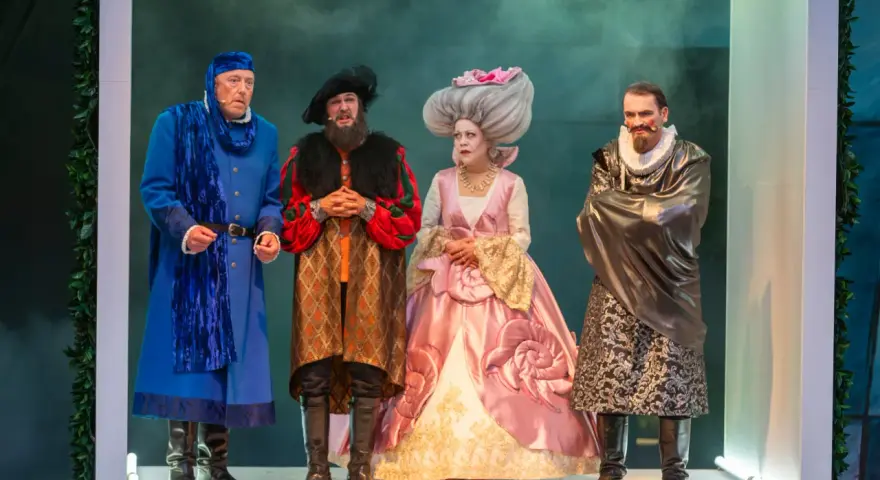 Vier Darsteller in historischen Kostümen bei den Vineta Festspielen Zinnowitz. Ein Mann in Blau, ein Mann in Rot-Schwarz, eine Frau in Rosa und ein Mann in Grau.