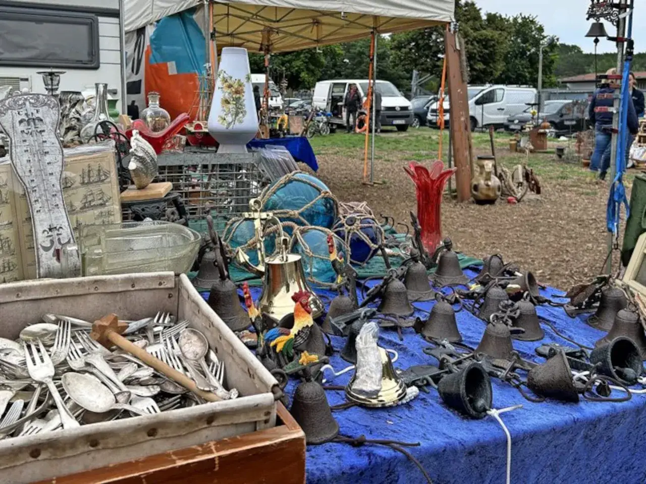 Sch&auml;tze auf dem Flohmarkt Usedom: maritime Deko, Glocken, Thermometer und Besteck.