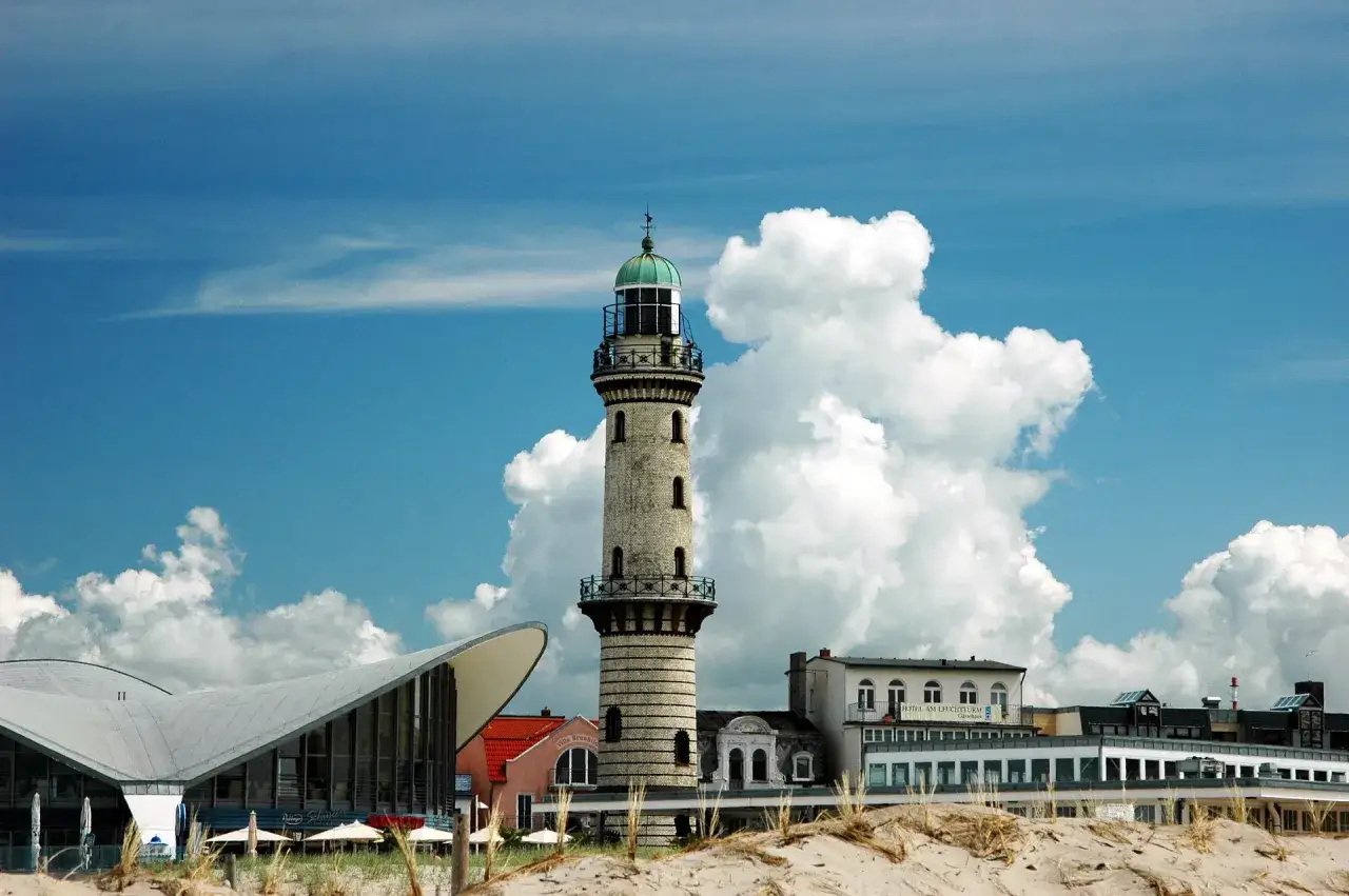Leuchtturm und moderne Architektur am Strand. Ein toller Ausblick für eine stadtrundfahrt Rostock.