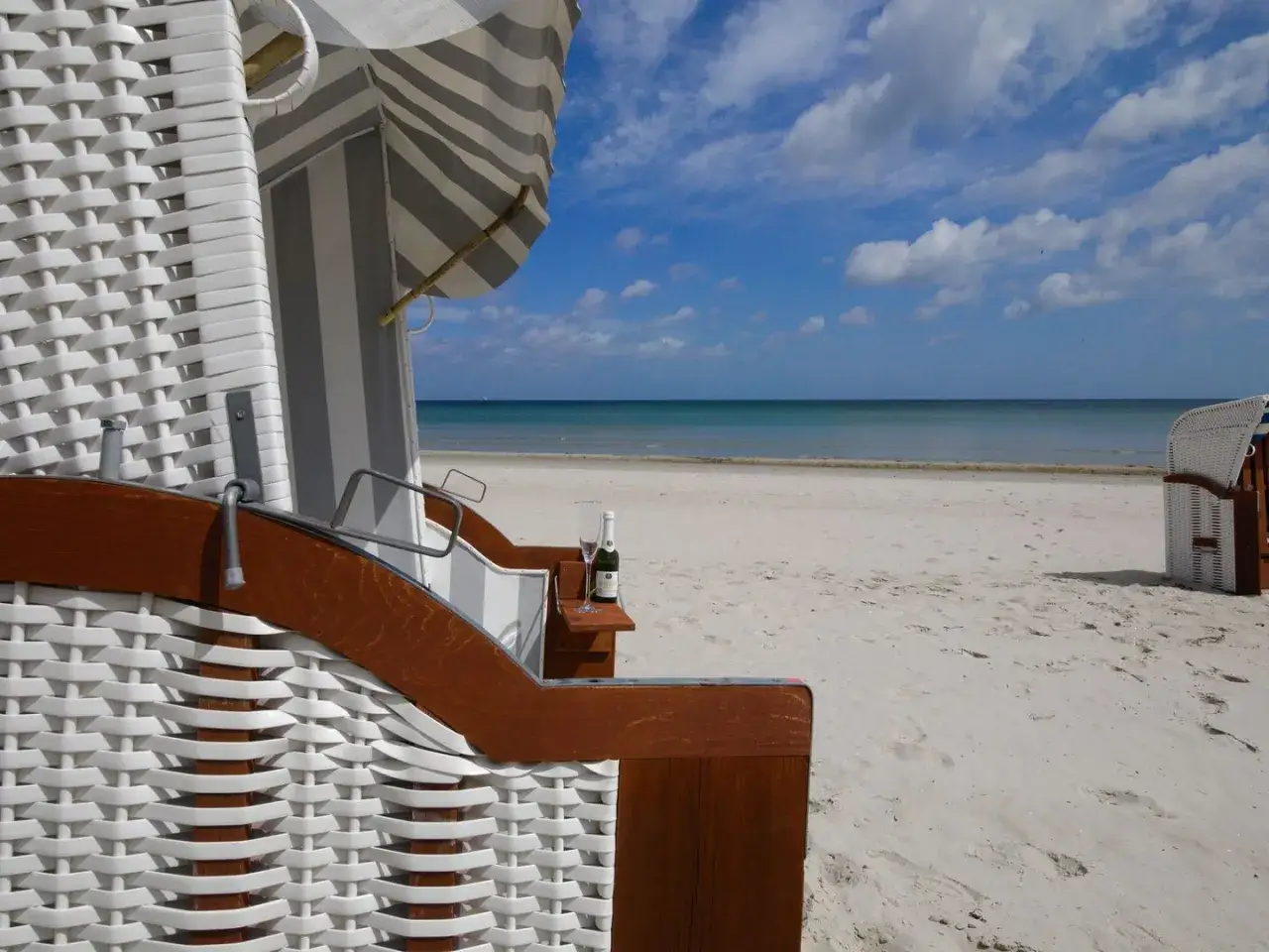 Entspannter Tag am Prora Strand mit Strandkorb, Sekt und Blick aufs Meer.