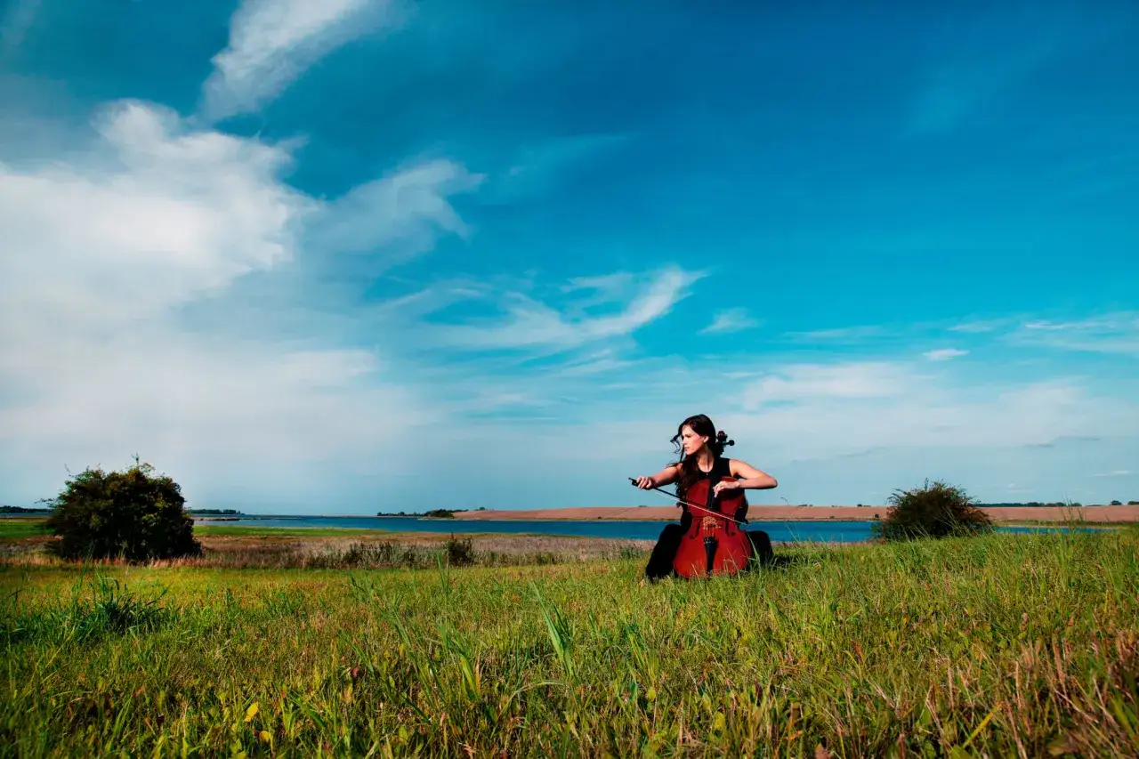 Eine Cellistin spielt unter blauem Himmel bei einem Festival in Mecklenburg-Vorpommern.