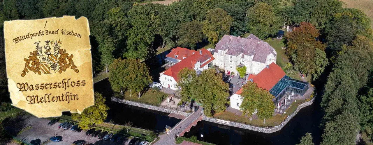 Luftaufnahme des Wasserschlosses Mellenthin mit Wassergraben, Br&uuml;cke und Parkplatz. Der Eintritt ist frei zug&auml;nglich.
