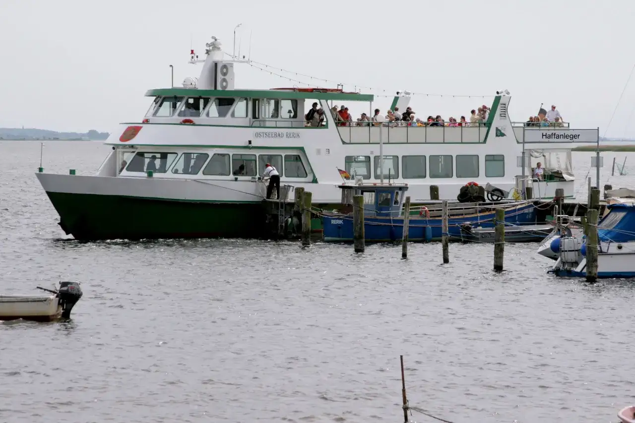 Gro&szlig;es Fahrgastschiff 