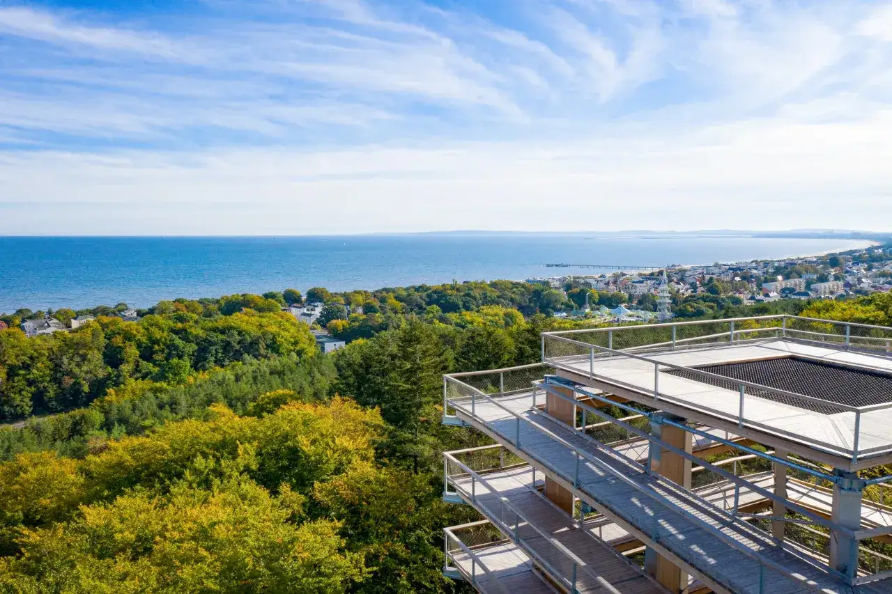 Der Baumwipfelpfad Usedom bietet einen atemberaubenden Blick &uuml;ber das Meer und die K&uuml;stenstadt.